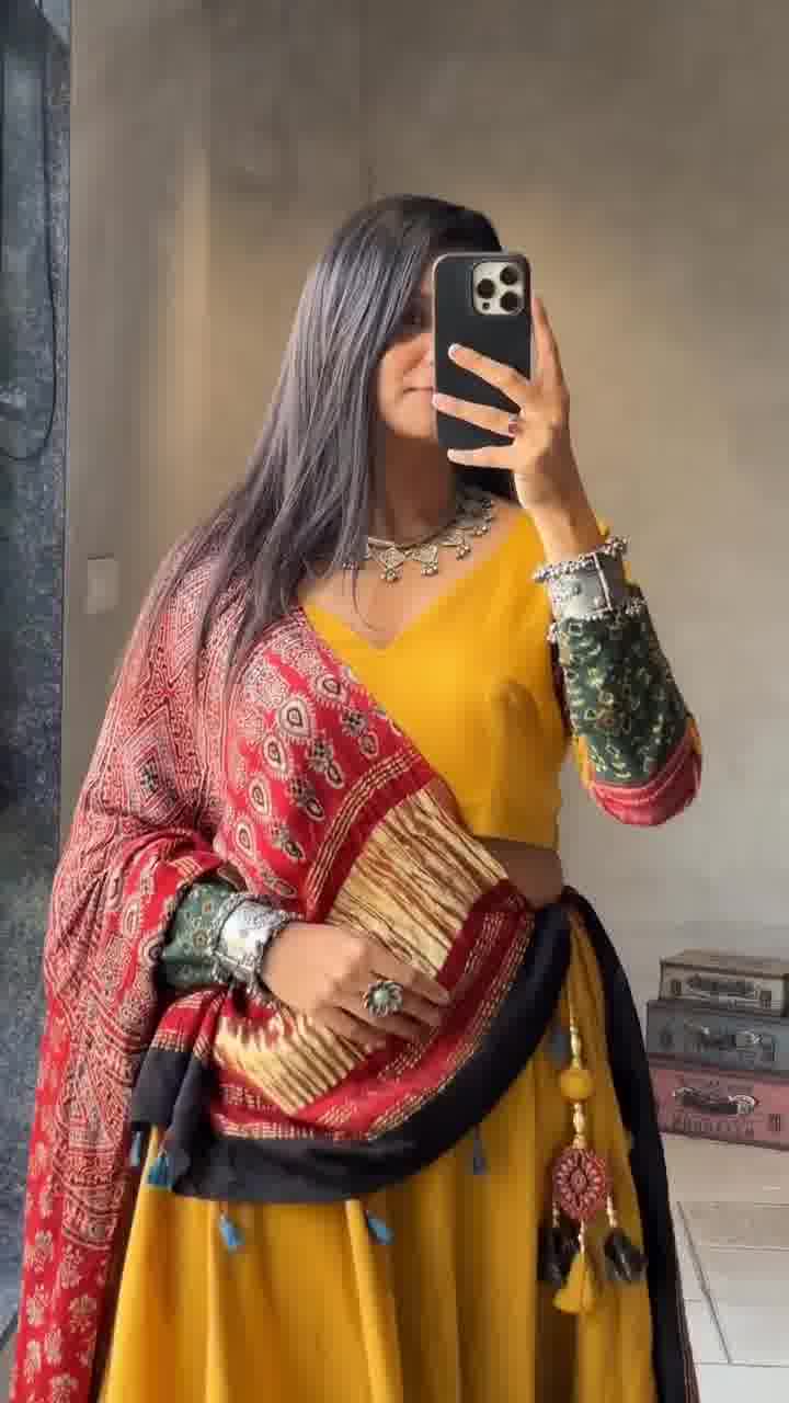 Royal Elegance – Handwoven Ethnic Lehenga with Contrast Dupatta Charm