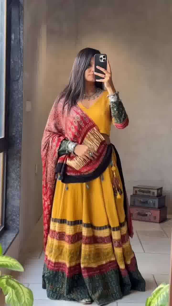 Royal Elegance – Handwoven Ethnic Lehenga with Contrast Dupatta Charm